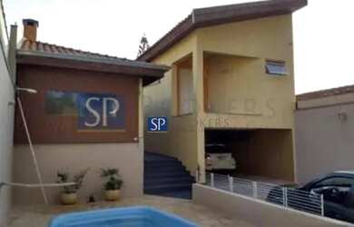 Imagem: A casa possui 2 Dormitórios, 3 Banheiros, 4 Vagas na garagem