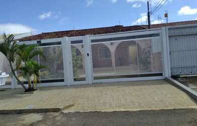 Imagem: A casa possui 5 Dormitórios, 4 Banheiros, 5 Vagas na garagem