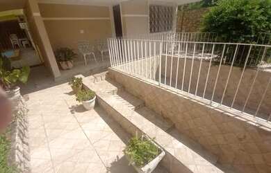 Imagem: A casa possui 2 Dormitórios, 3 Banheiros, 1 Vaga na garagem