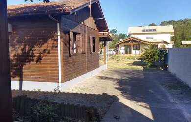 Imagem: A casa possui 2 Dormitórios, 1 Banheiro, 1 Vaga na garagem