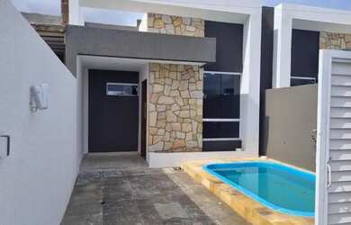 Imagem: A casa possui 3 Dormitórios, 2 Banheiros, 1 Vaga na garagem