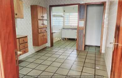 Imagem: A casa possui 3 Dormitórios, 1 Banheiro, 4 Vagas na garagem