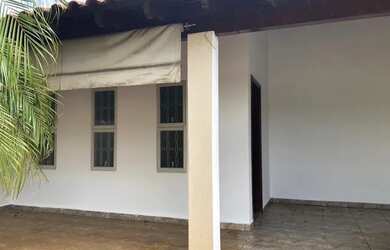 Imagem: A casa possui 3 Dormitórios, 3 Banheiros, 2 Vagas na garagem