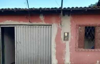 Imagem: A casa possui 3 Dormitórios, 1 Banheiro, 1 Vaga na garagem