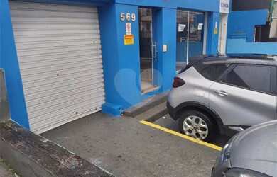 Imagem: O depósito possui 4 Vagas na garagem, 250m² de Área e está