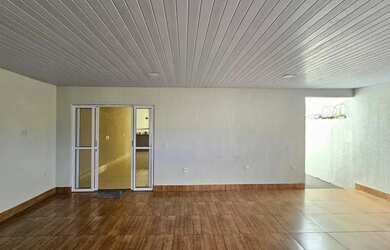 Imagem: A casa possui 3 Dormitórios, 3 Banheiros, 1 Vaga na garagem