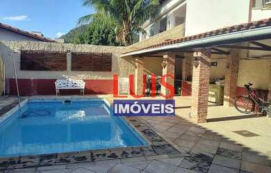 Imagem: A casa possui 3 Dormitórios, 3 Banheiros, 5 Vagas na garagem