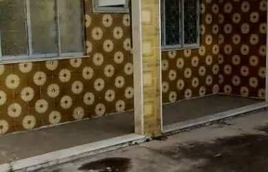 Imagem: A casa possui 2 Dormitórios, 1 Banheiro, 2 Vagas na garagem