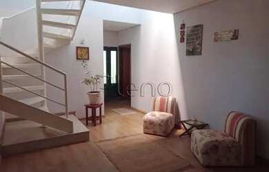 Imagem: A casa possui 4 Dormitórios, 1 Banheiro, 4 Vagas na garagem