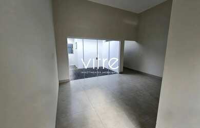 Imagem: A casa possui 2 Dormitórios, 2 Banheiros, 2 Vagas na garagem