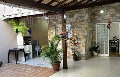 Imagem: A casa possui 2 Dormitórios, 1 Banheiro, 1 Vaga na garagem