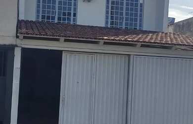 Imagem: A casa possui 4 Dormitórios, 2 Banheiros, 3 Vagas na garagem