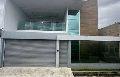 Imagem: A casa possui 4 Dormitórios, 4 Banheiros, 2 Vagas na garagem