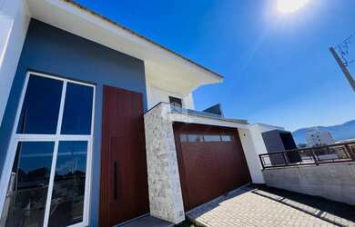 Imagem 2: Casa tipo sobrado 03 dormitórios com suite, closet e sacada no Bairro São José em Santa Ma