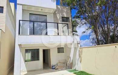 Imagem: A casa possui 3 Dormitórios, 1 Banheiro, 2 Vagas na garagem