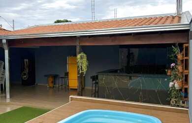 Imagem: A casa possui 3 Dormitórios, 3 Banheiros, 4 Vagas na garagem