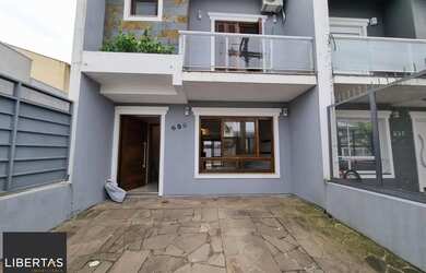 Imagem: A casa possui 3 Dormitórios, 2 Banheiros, 2 Vagas na garagem