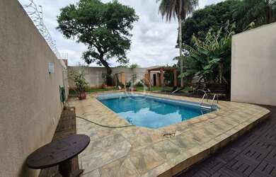 Imagem: A casa possui 3 Dormitórios, 2 Banheiros, 2 Vagas na garagem