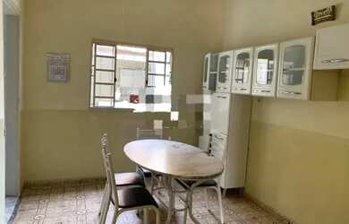 Imagem: A casa possui 2 Dormitórios, 1 Banheiro, 1 Vaga na garagem