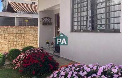 Imagem: A casa possui 4 Dormitórios, 3 Banheiros, 5 Vagas na garagem