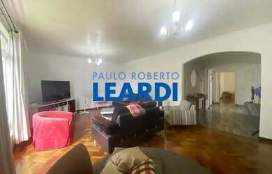 Imagem: A casa possui 4 Dormitórios, 3 Banheiros, 2 Vagas na garagem