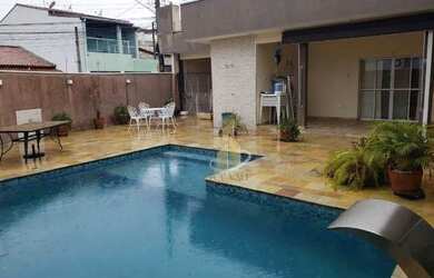 Imagem: A casa possui 3 Dormitórios, 2 Banheiros, 3 Vagas na garagem