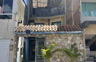 Imagem: A casa possui 4 Dormitórios, 2 Banheiros, 1 Vaga na garagem