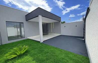 Imagem: A casa possui 3 Dormitórios, 2 Banheiros, 2 Vagas na garagem