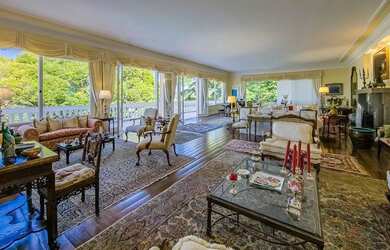 Imagem 4: Mansão Luxuosa com Vista Deslumbrante para o Mar em Condomínio Exclusivo