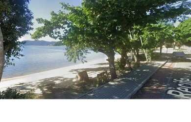 Imagem: A casa possui 2 Dormitórios, Acomodam 6 pessoas, 2 Vagas na