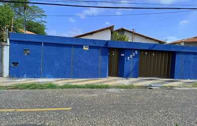 Imagem: A casa possui 5 Dormitórios, 5 Banheiros, 4 Vagas na garagem