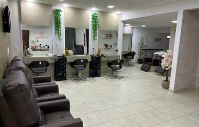 Imagem: A casa possui 4 Dormitórios, 4 Banheiros, 5 Vagas na garagem