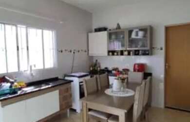 Imagem: A casa em condomínio possui 2 Dormitórios, 2 Banheiros, 5