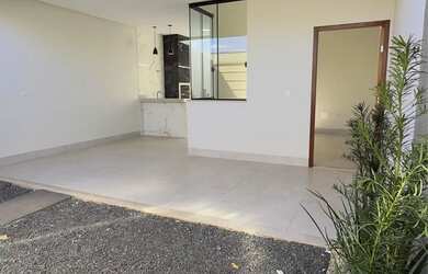 Imagem: A casa possui 3 Dormitórios, 2 Banheiros e está localizado