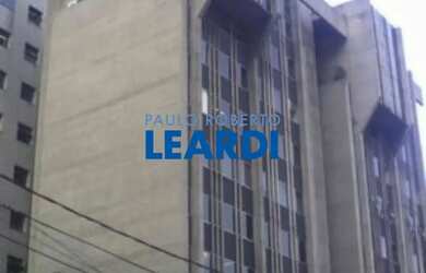 Imagem: O depósito à venda possui 4 Vagas na garagem e 374m² de Área