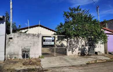Imagem: A casa possui 4 Dormitórios, 2 Banheiros, 2 Vagas na garagem