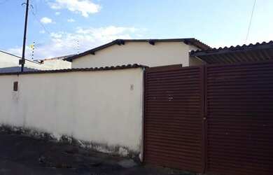 Imagem: A casa possui 3 Dormitórios e está localizado em Parque Iracema