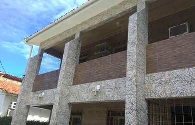 Imagem: A casa possui 4 Dormitórios, 4 Banheiros, 5 Vagas na garagem