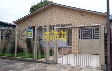 Imagem: A casa possui 3 Dormitórios, 2 Banheiros, 2 Vagas na garagem