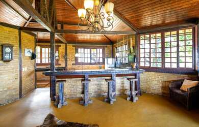 Imagem 9: Casa no alto da encosta com vista mar