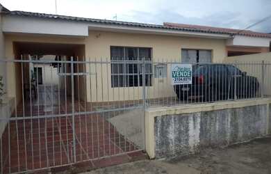 Imagem: A casa possui 4 Dormitórios, 3 Banheiros, 2 Vagas na garagem