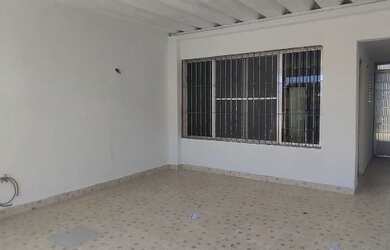 Imagem: A casa possui 2 Dormitórios, 2 Banheiros, 2 Vagas na garagem