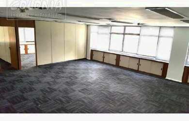 Imagem: O depósito para alugar possui 2 Vagas na garagem e 130m² de