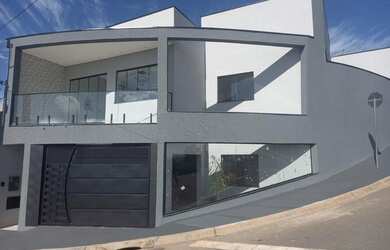 Imagem: A casa possui 3 Dormitórios, 3 Banheiros, 2 Vagas na garagem