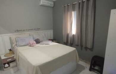 Imagem: A casa possui 2 Dormitórios, 1 Banheiro, 2 Vagas na garagem