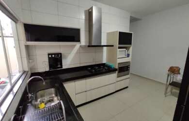 Imagem: A casa possui 2 Dormitórios, 1 Banheiro, 1 Vaga na garagem