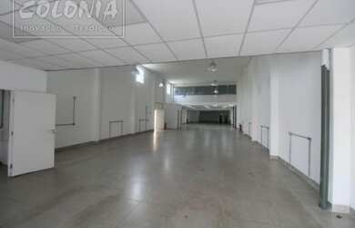 Imagem: O depósito possui 4 Vagas na garagem, 500m² de Área e está