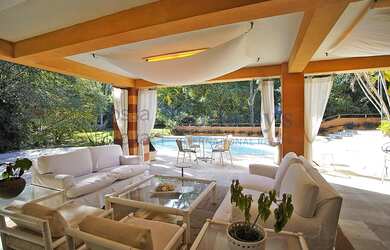 Imagem 3: Casa com piscina e quadra poliesportiva