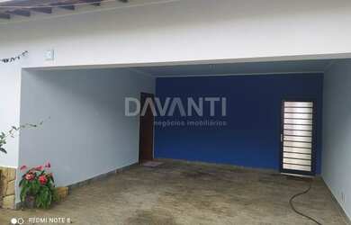 Imagem: A casa possui 3 Dormitórios, 3 Banheiros, 4 Vagas na garagem