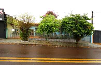 Imagem: A casa possui 4 Dormitórios, 2 Banheiros, 170m² de Área